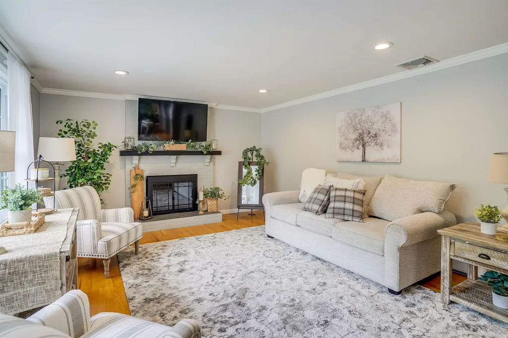 17 Thoreau Drive Nashua NH 03062-2452