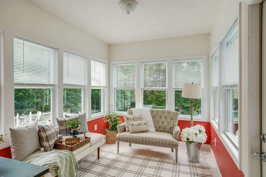 17 Thoreau Drive Nashua NH 03062-2452
