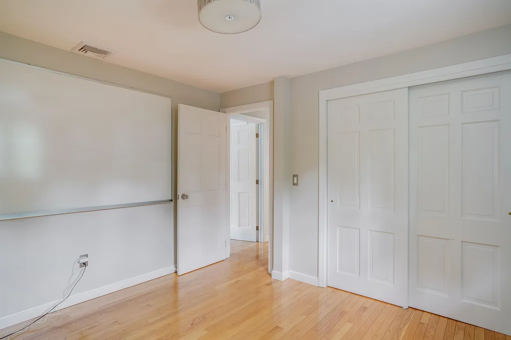 17 Thoreau Drive Nashua NH 03062-2452