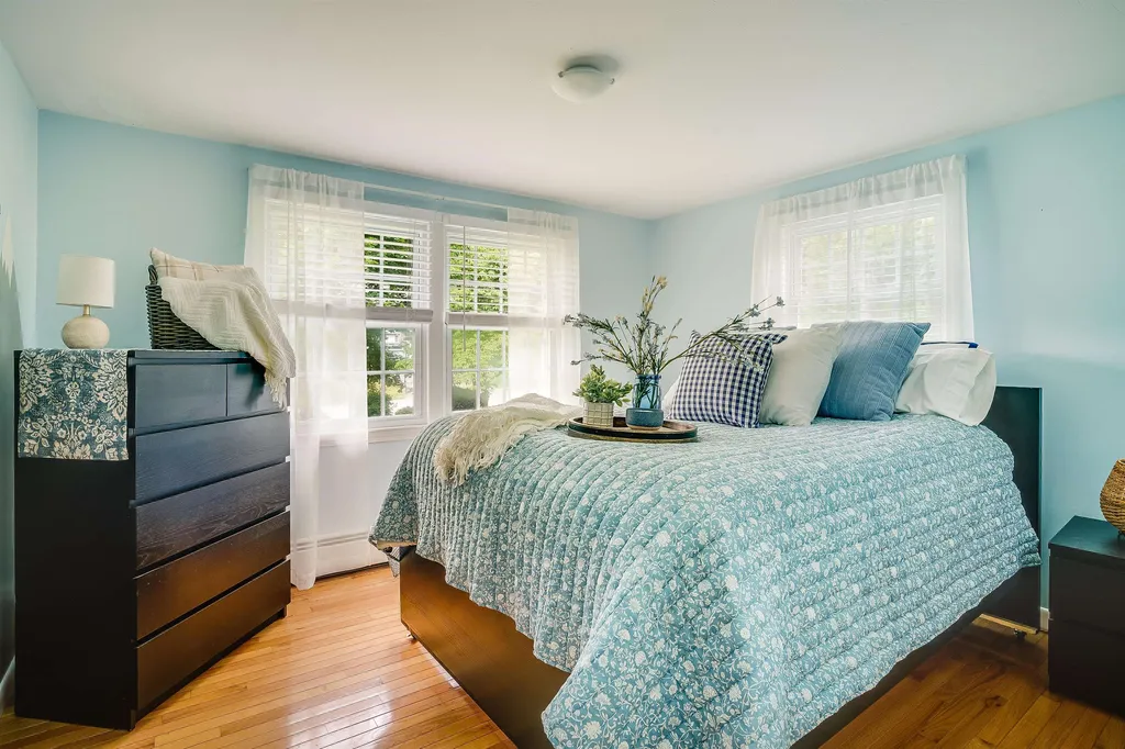 17 Thoreau Drive Nashua NH 03062-2452