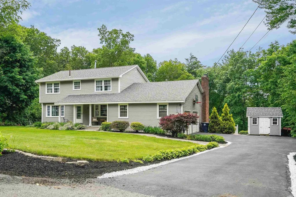 17 Thoreau Drive Nashua NH 03062-2452