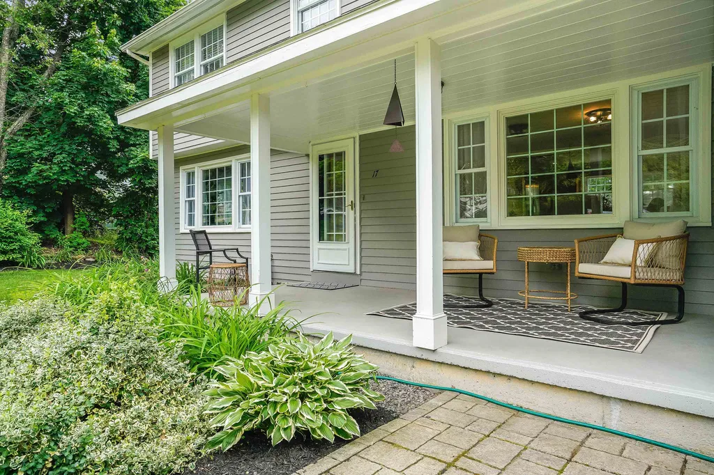 17 Thoreau Drive Nashua NH 03062-2452