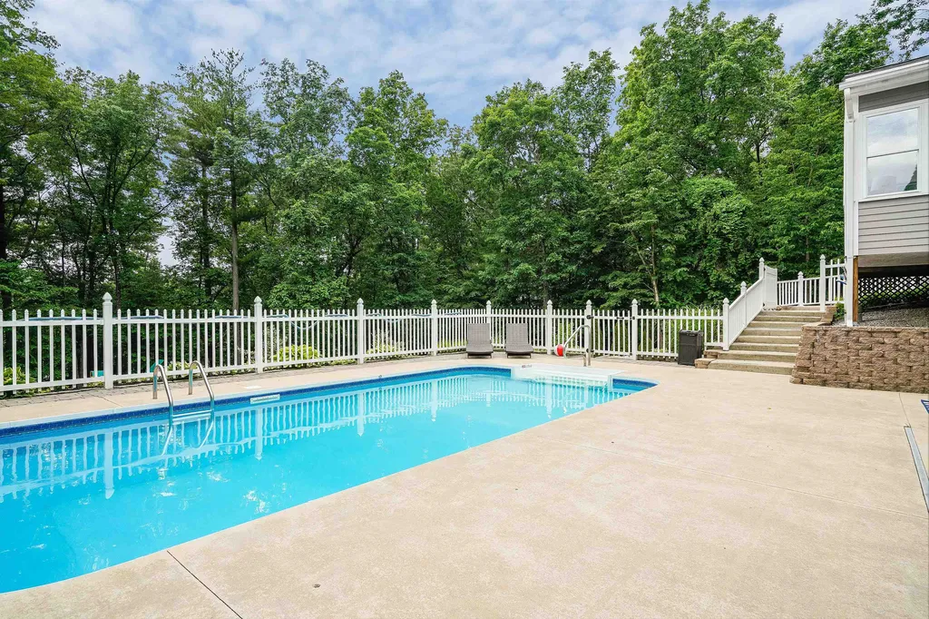 17 Thoreau Drive Nashua NH 03062-2452