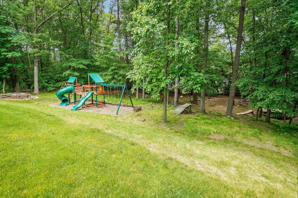 17 Thoreau Drive Nashua NH 03062-2452