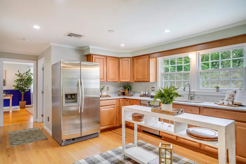 17 Thoreau Drive Nashua NH 03062-2452