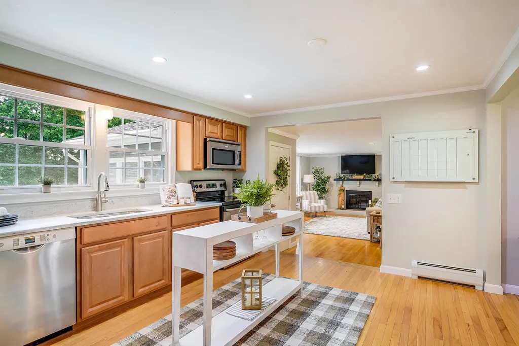 17 Thoreau Drive Nashua NH 03062-2452