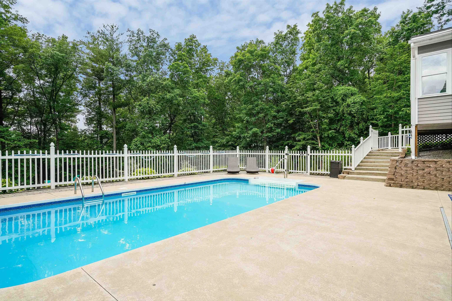 17 Thoreau Drive Nashua NH 03062-2452