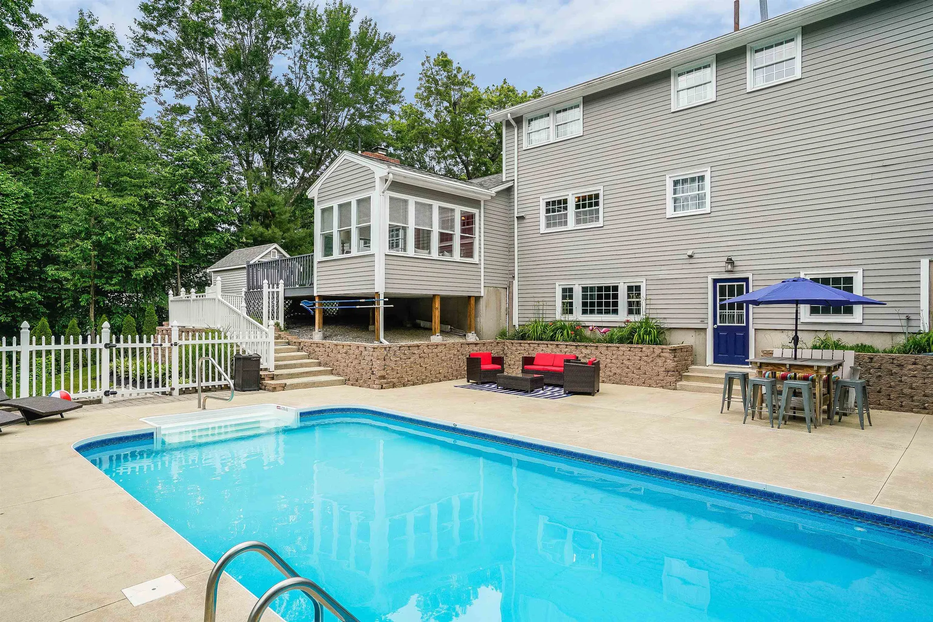 17 Thoreau Drive Nashua NH 03062-2452