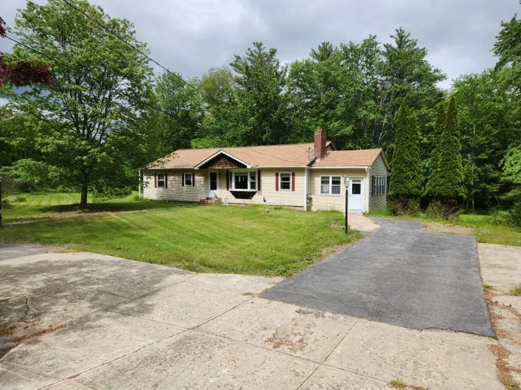 437 Chester Road Auburn NH 03032