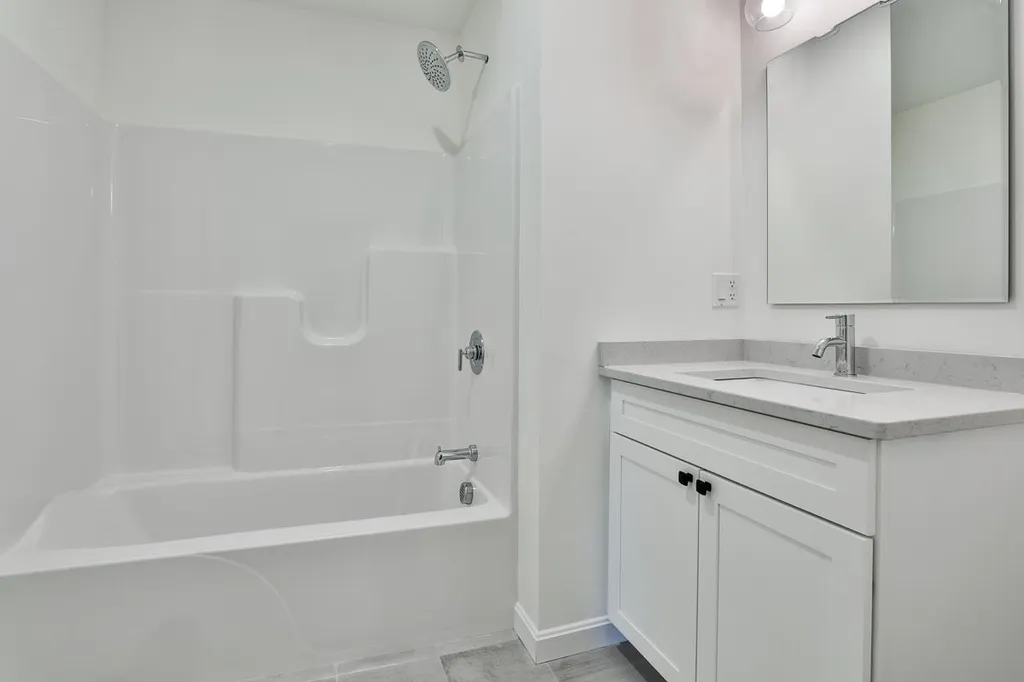 18 Forestedge Way Manchester NH 03102