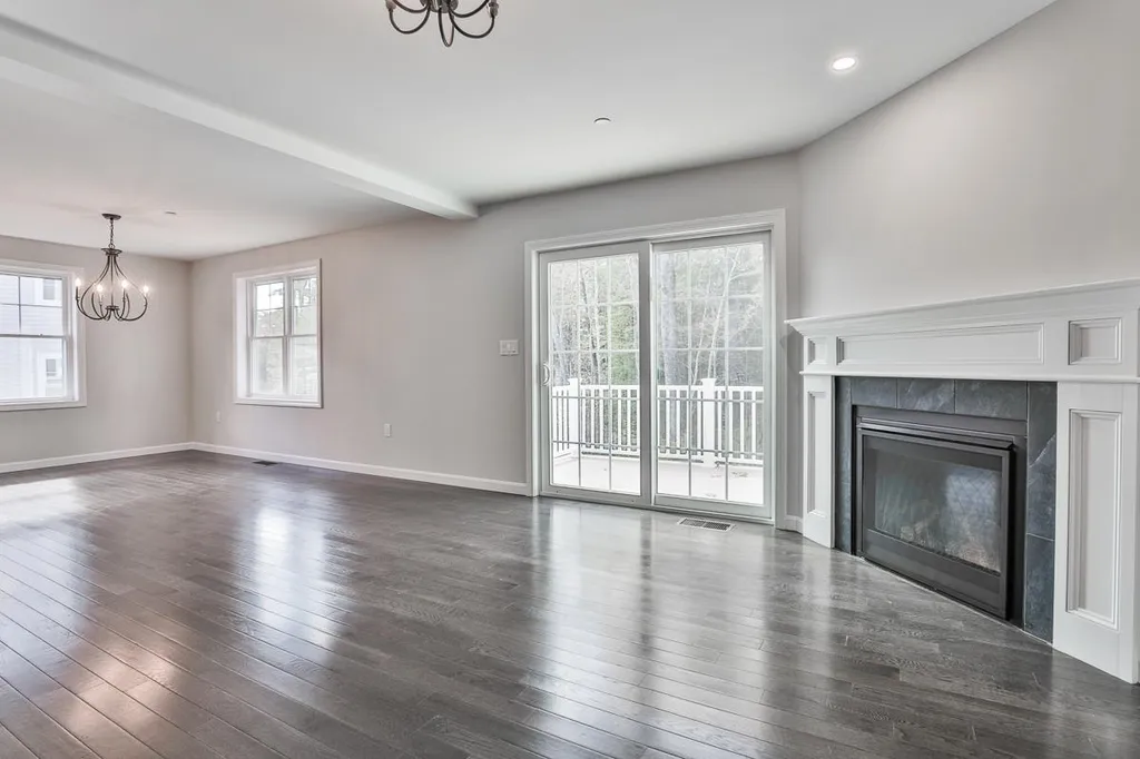 18 Forestedge Way Manchester NH 03102