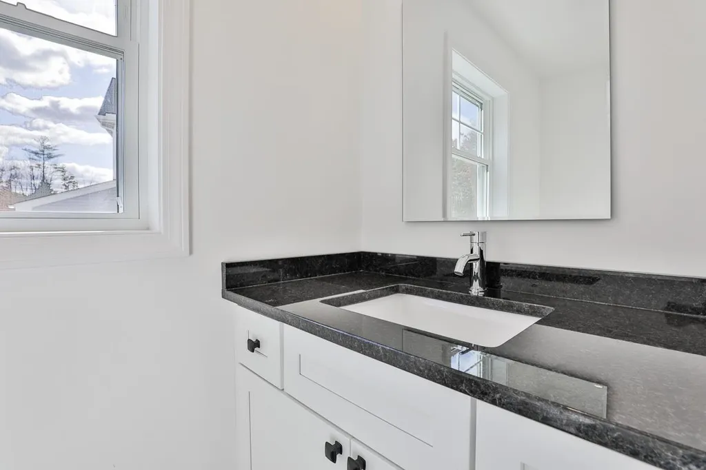 18 Forestedge Way Manchester NH 03102