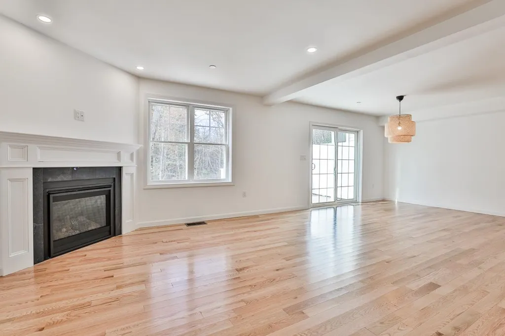 18 Forestedge Way Manchester NH 03102