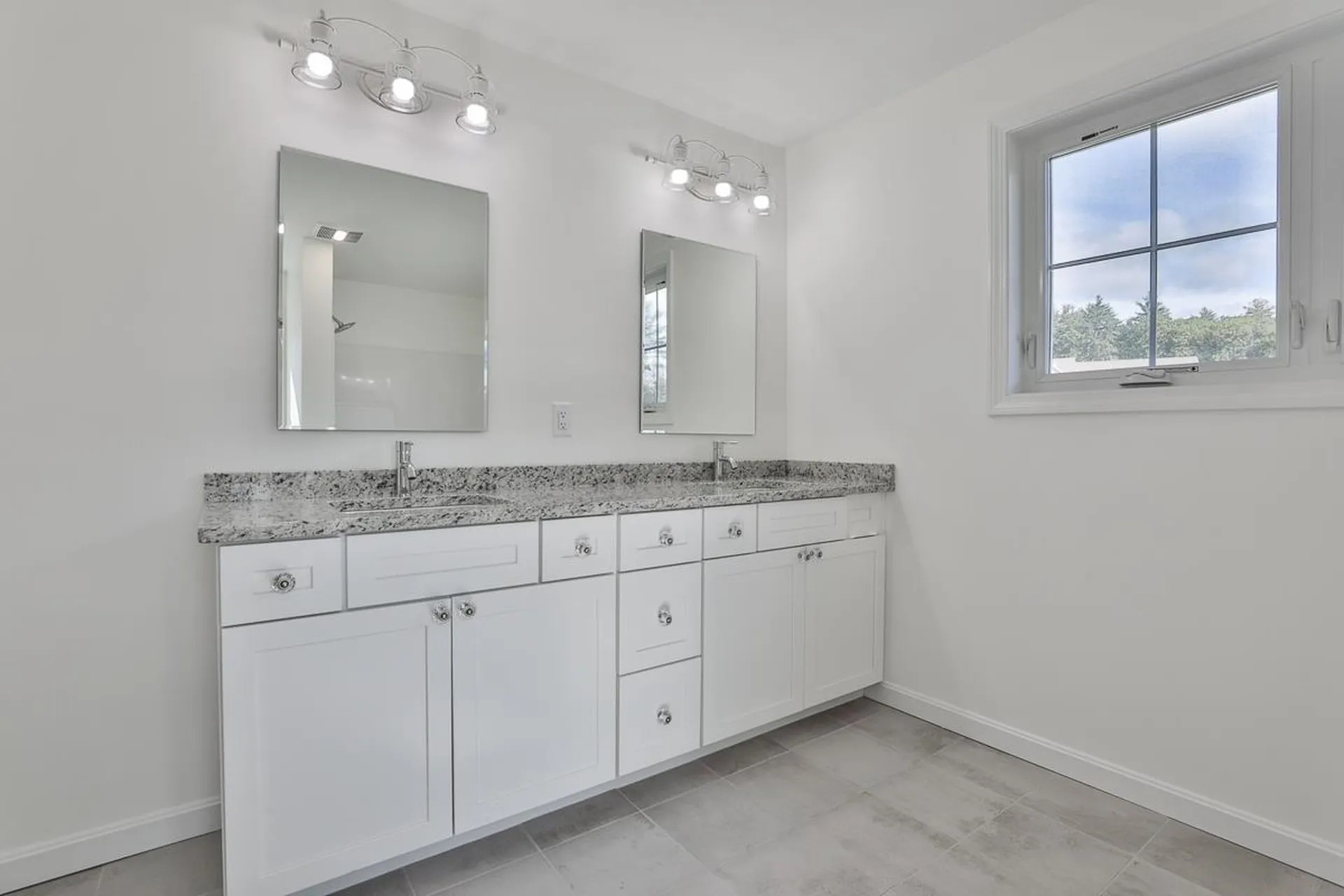 18 Forestedge Way Manchester NH 03102