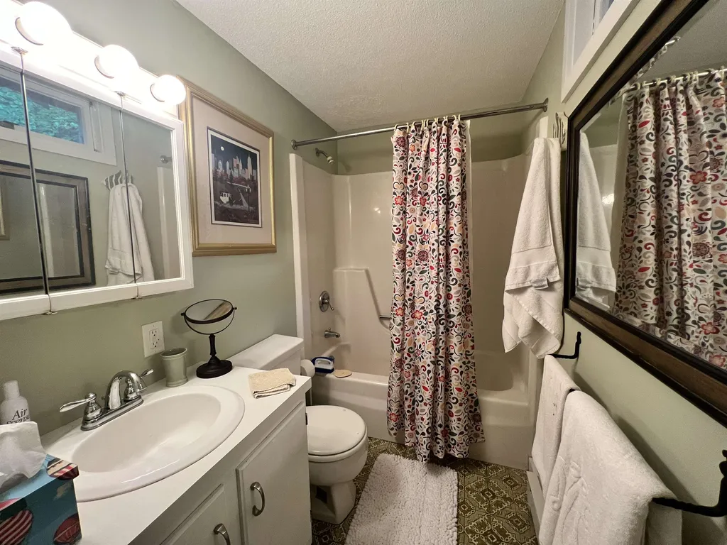 4 Hickory Overlook Enfield NH 03748