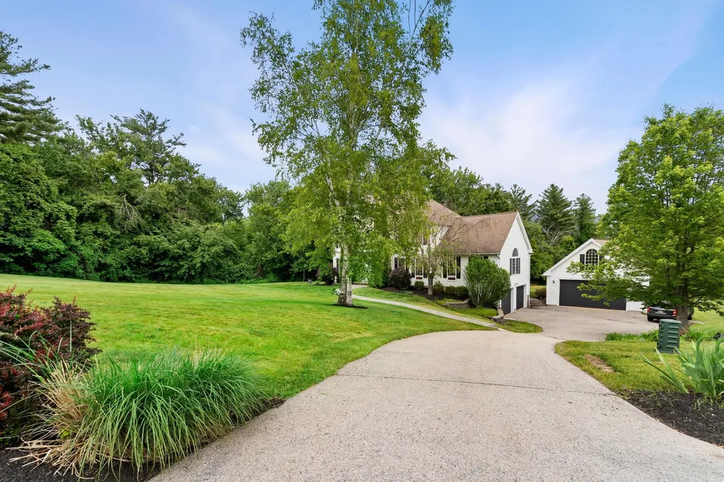 14 Longview Circle Pelham NH 03076