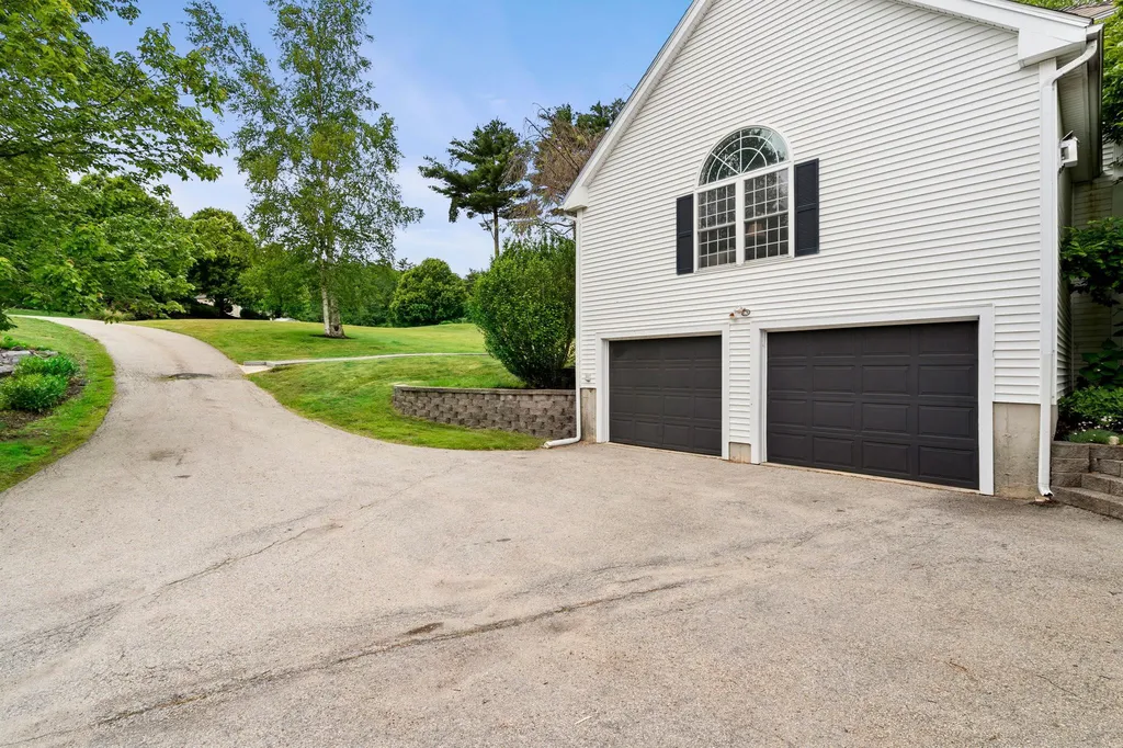 14 Longview Circle Pelham NH 03076