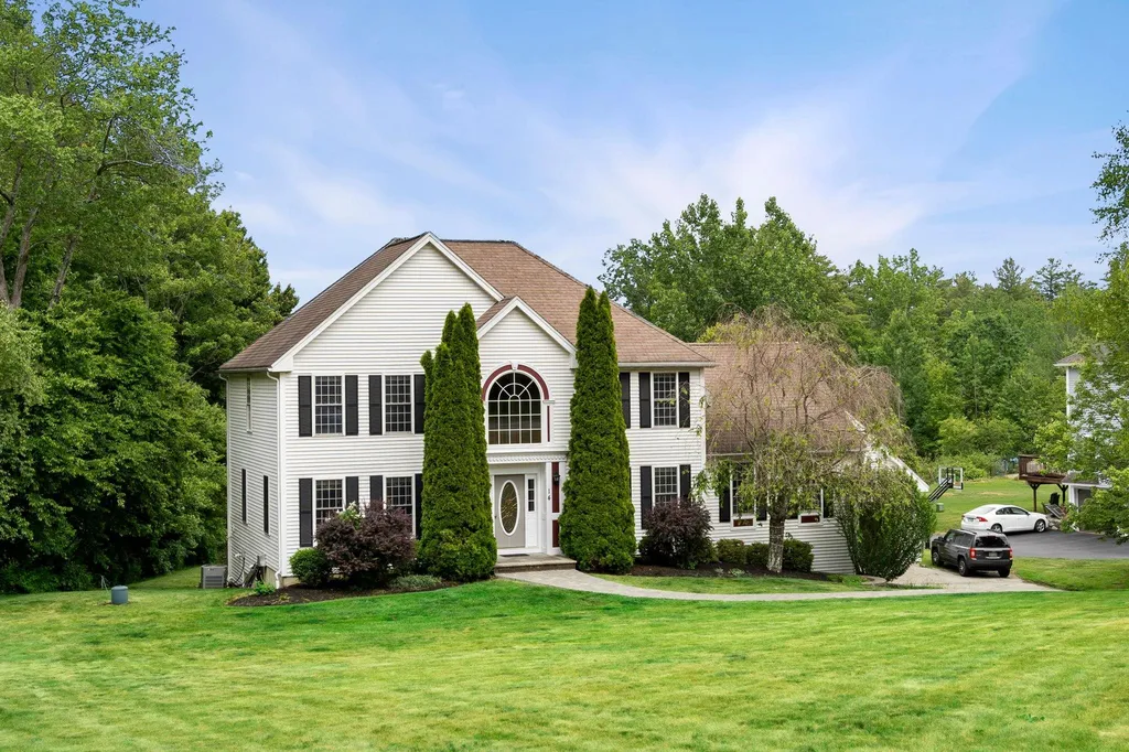 14 Longview Circle Pelham NH 03076