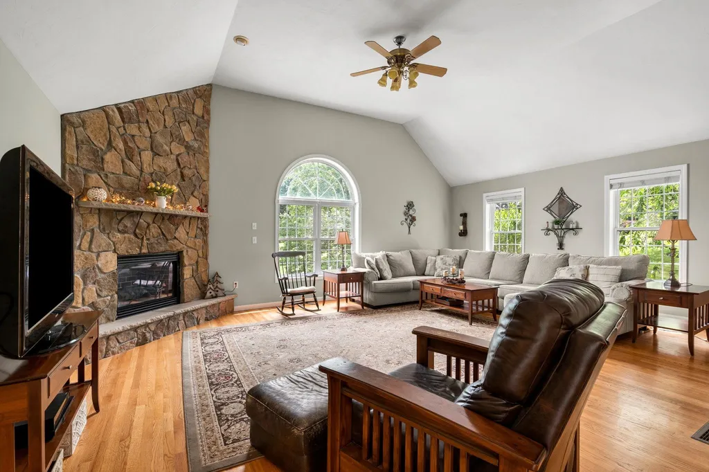 14 Longview Circle Pelham NH 03076