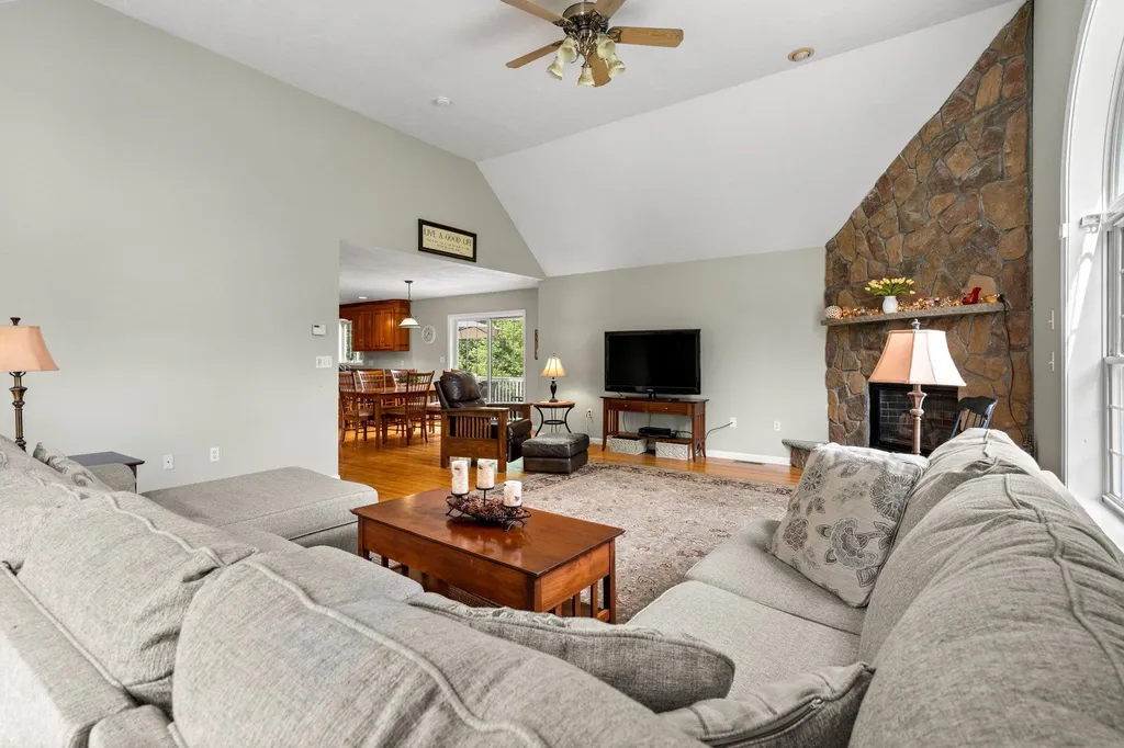 14 Longview Circle Pelham NH 03076