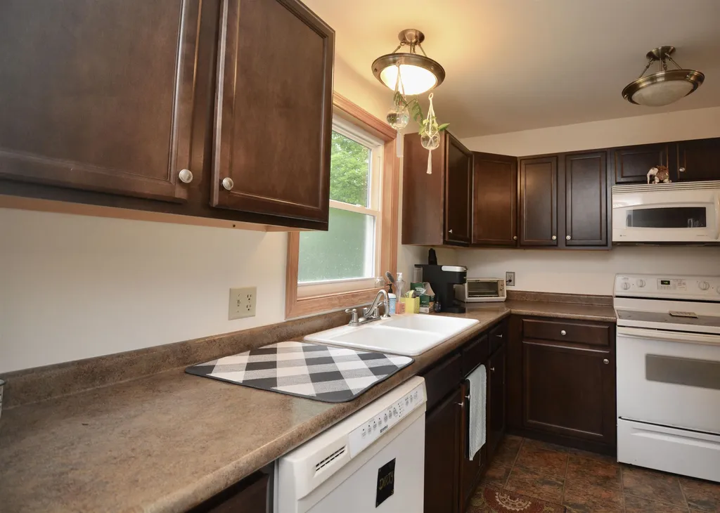 27 Anderson Hill Road Enfield NH 03748