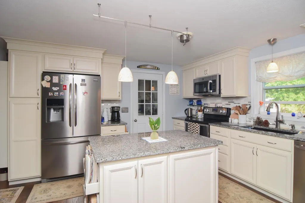 12 Carolyn Place Weare NH 03281