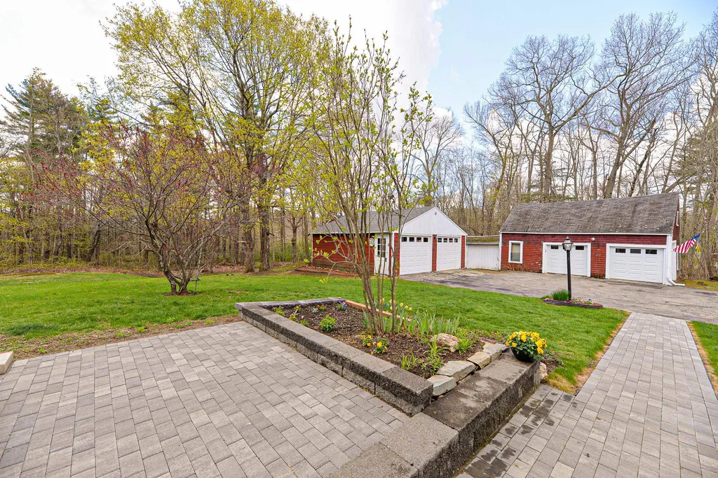 33 Little River Road Kingston NH 03848
