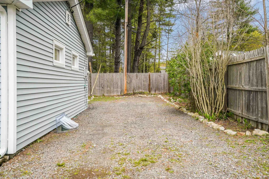 9 Hanson Way Hollis NH 03049