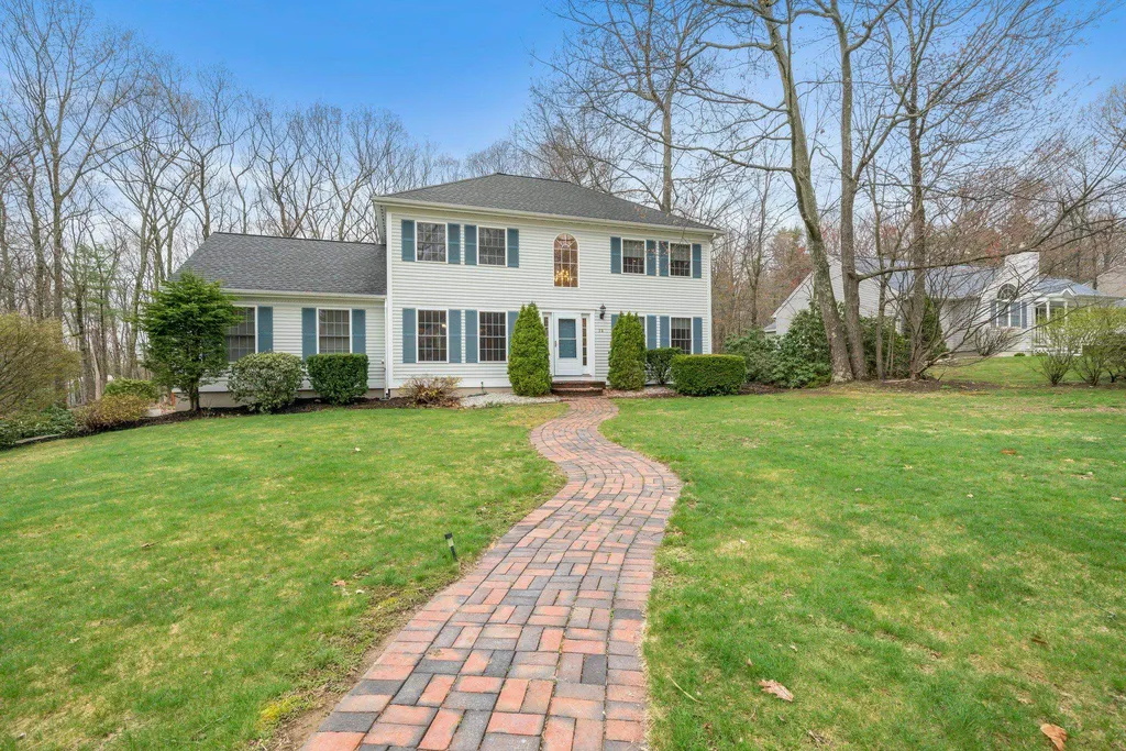 18 Julia Drive Hooksett NH 03106