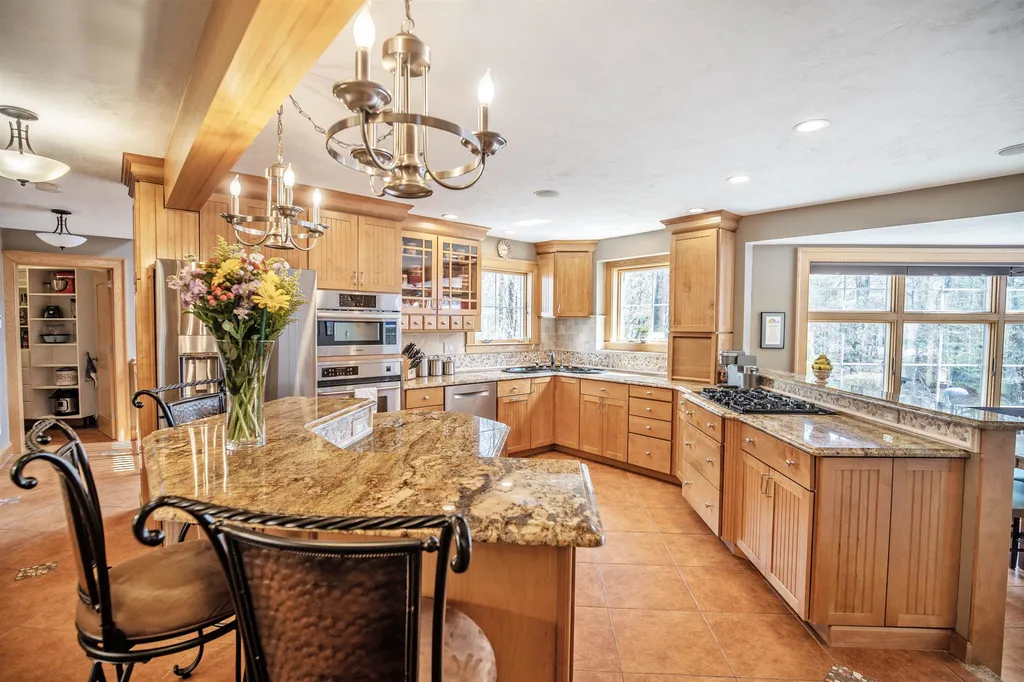 20 Victoria Drive Londonderry NH 03053