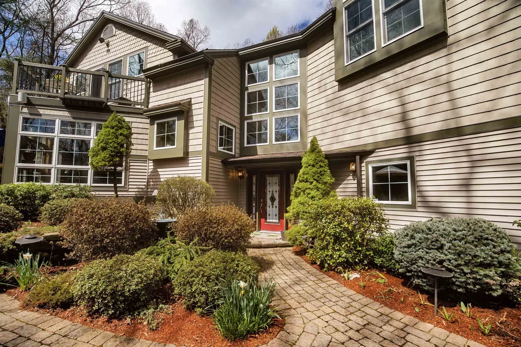 20 Victoria Drive Londonderry NH 03053