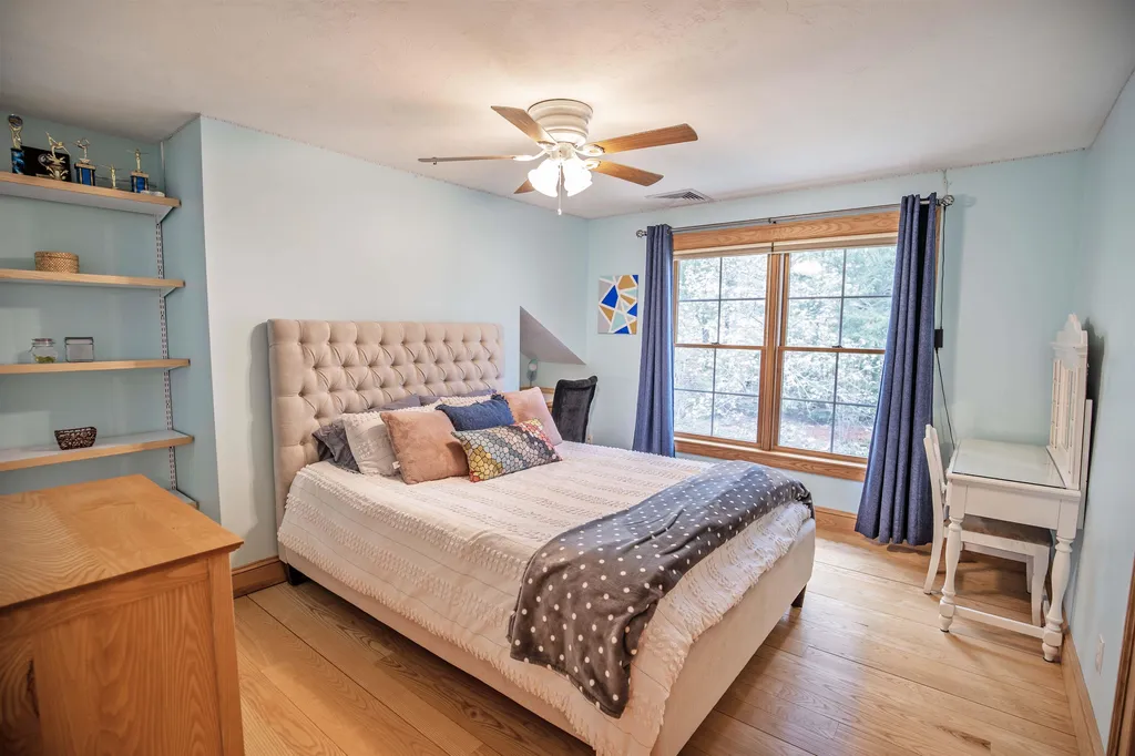 20 Victoria Drive Londonderry NH 03053