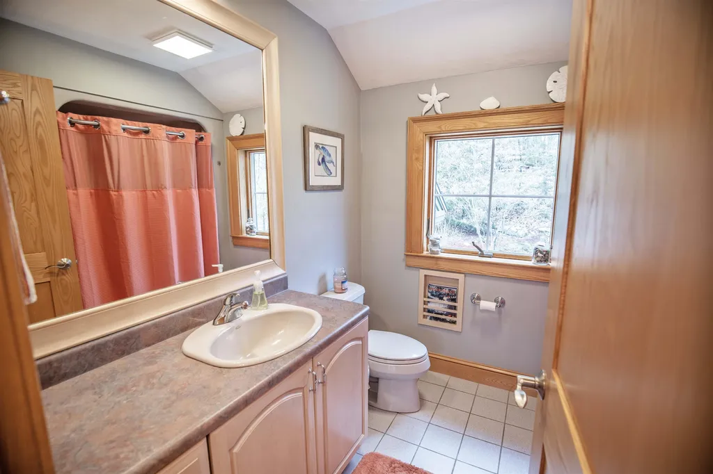 20 Victoria Drive Londonderry NH 03053