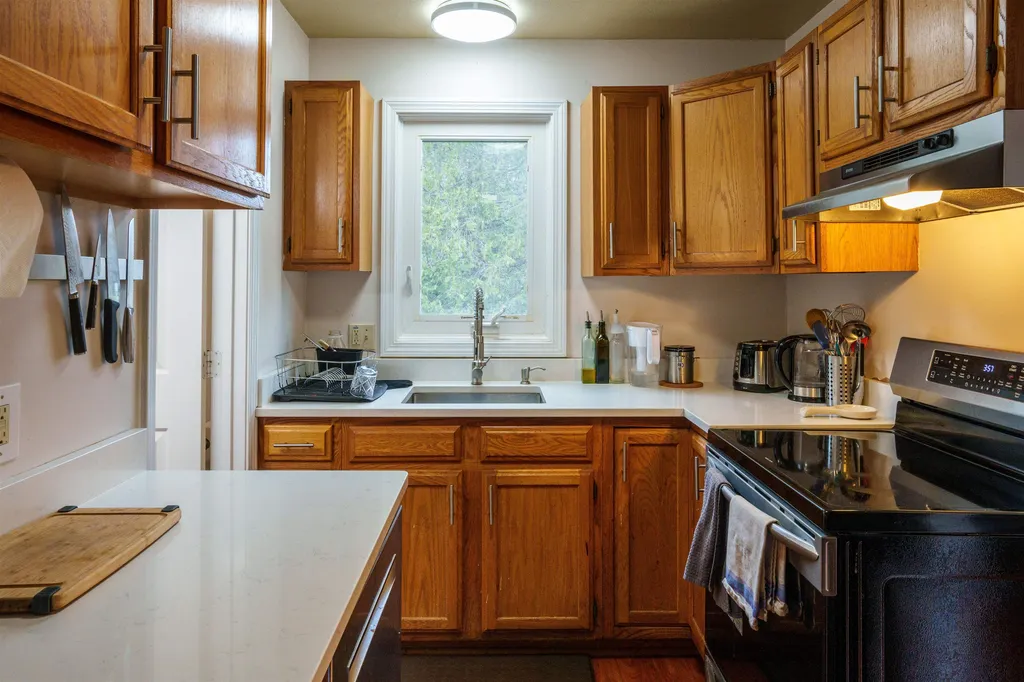76 Colonial Drive Hartford VT 05001