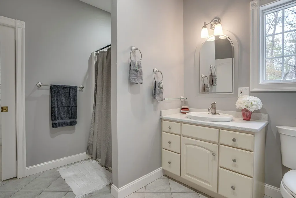 56 Dogwood Circle Pelham NH 03076-2248