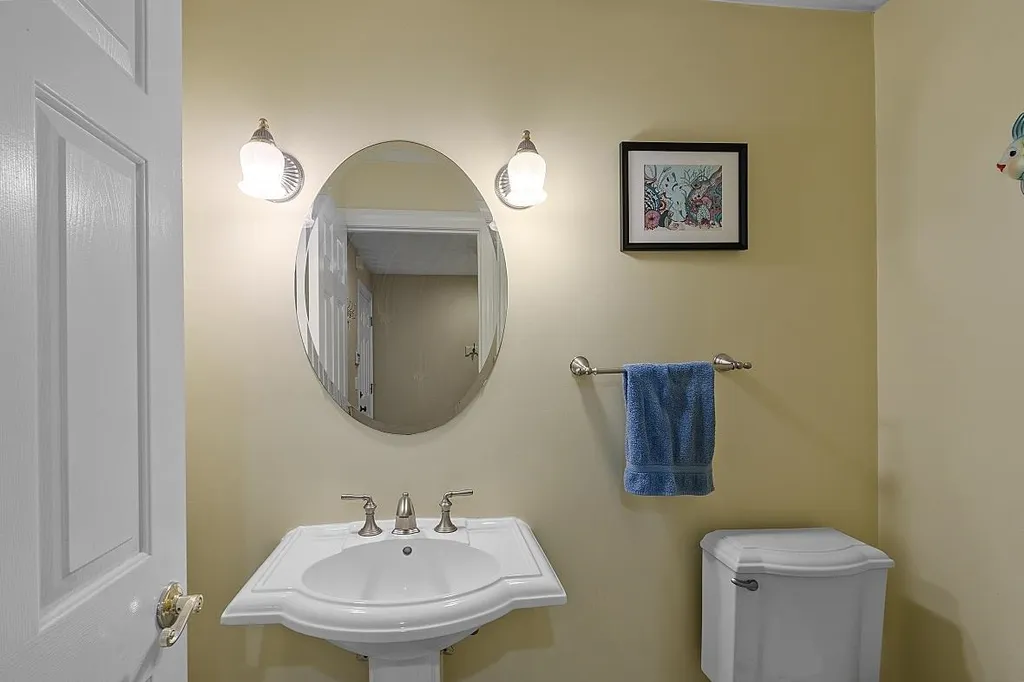 16 Candlestick Lane Sandown NH 03873