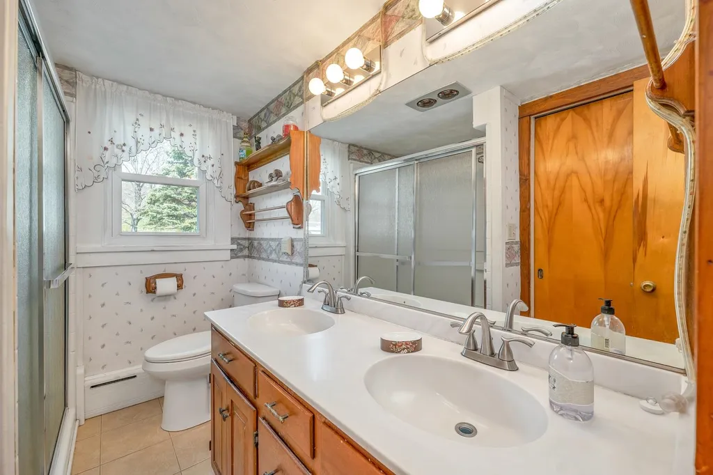 25 Oak Street Wolfeboro NH 03894