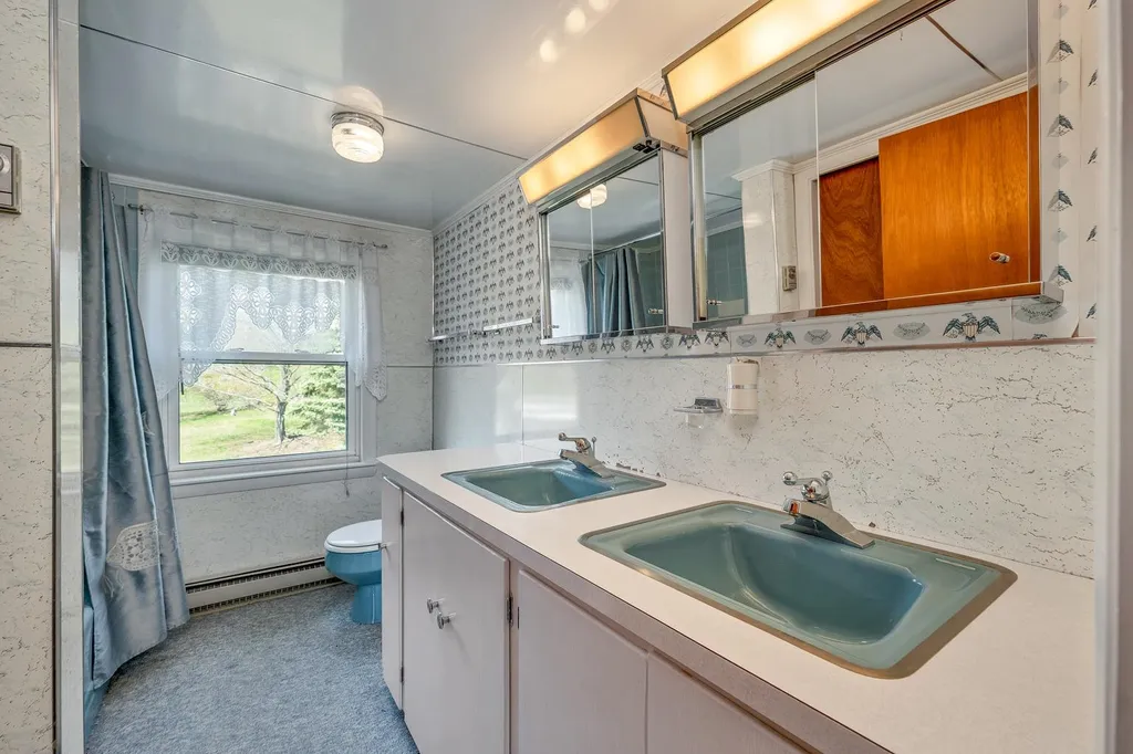 25 Oak Street Wolfeboro NH 03894