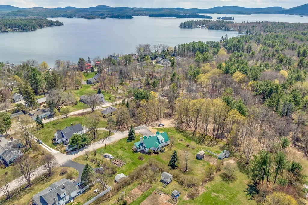 25 Oak Street Wolfeboro NH 03894