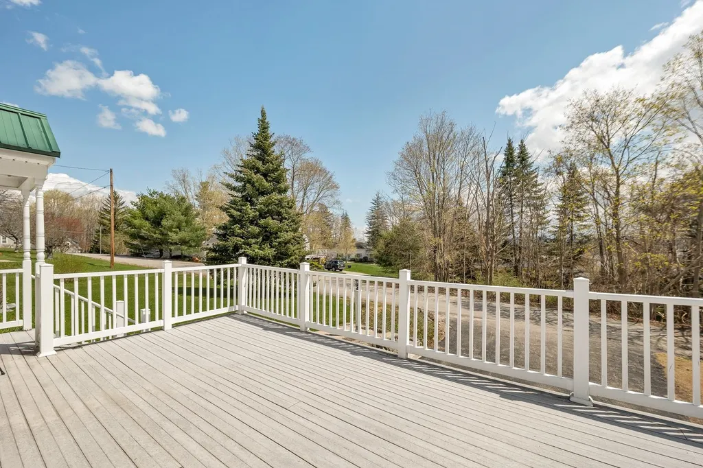 25 Oak Street Wolfeboro NH 03894