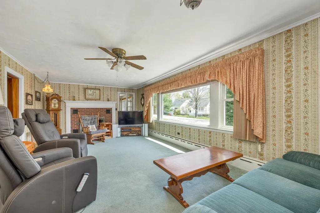 25 Oak Street Wolfeboro NH 03894