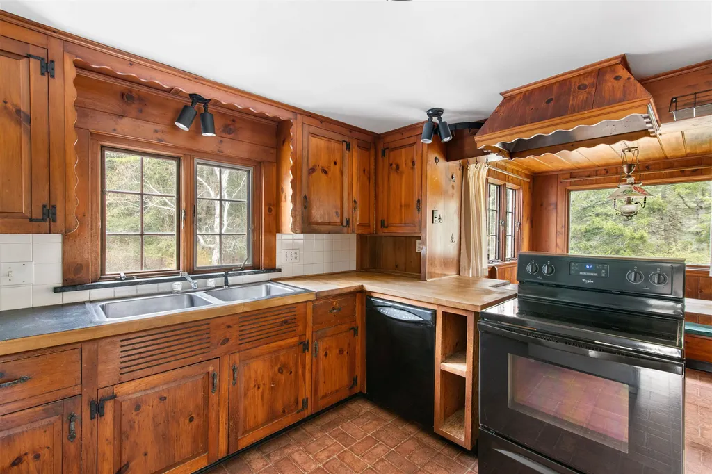 286 Orchard Street Brattleboro VT 05301