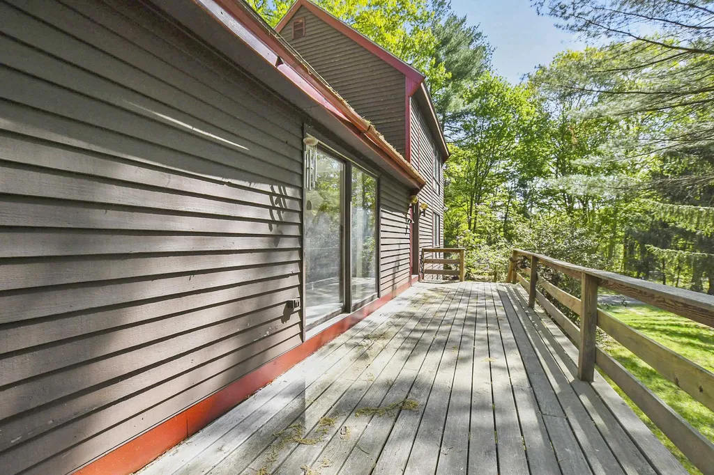 22 Windsor Boulevard Londonderry NH 03053