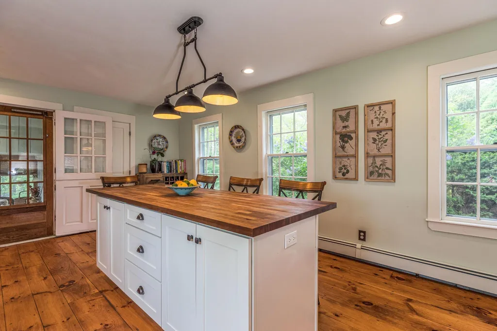 26 Lamprey Road Kensington NH 03833