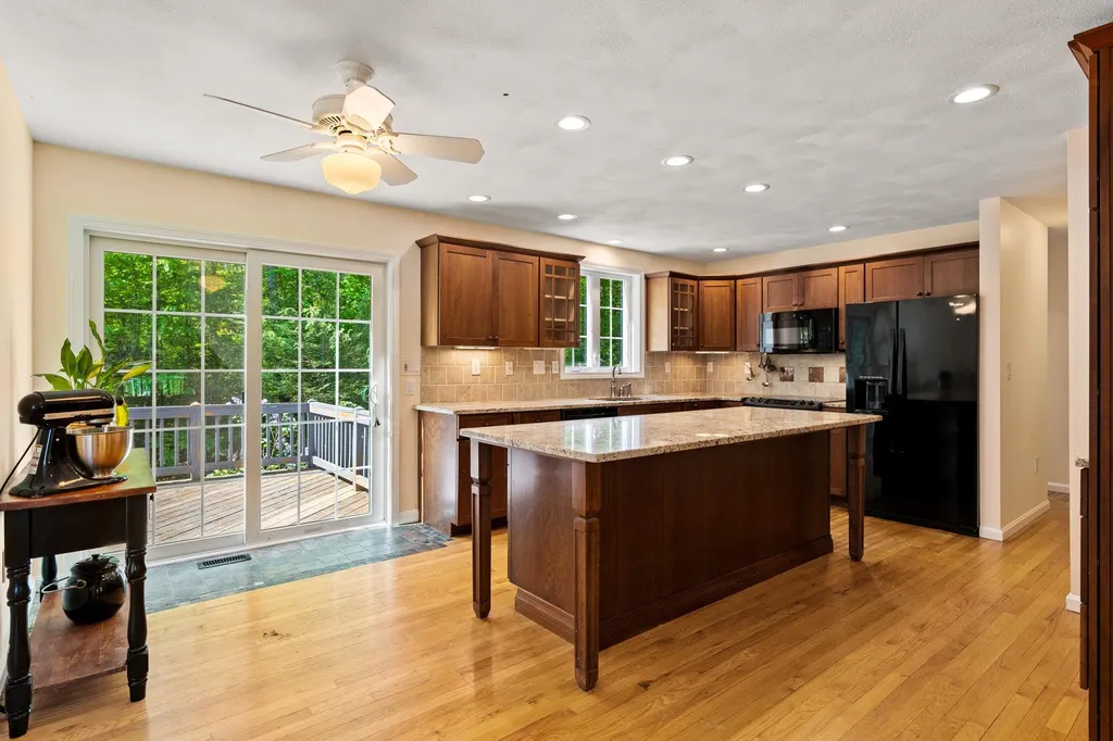 11 Litchfield Circle Pelham NH 03076