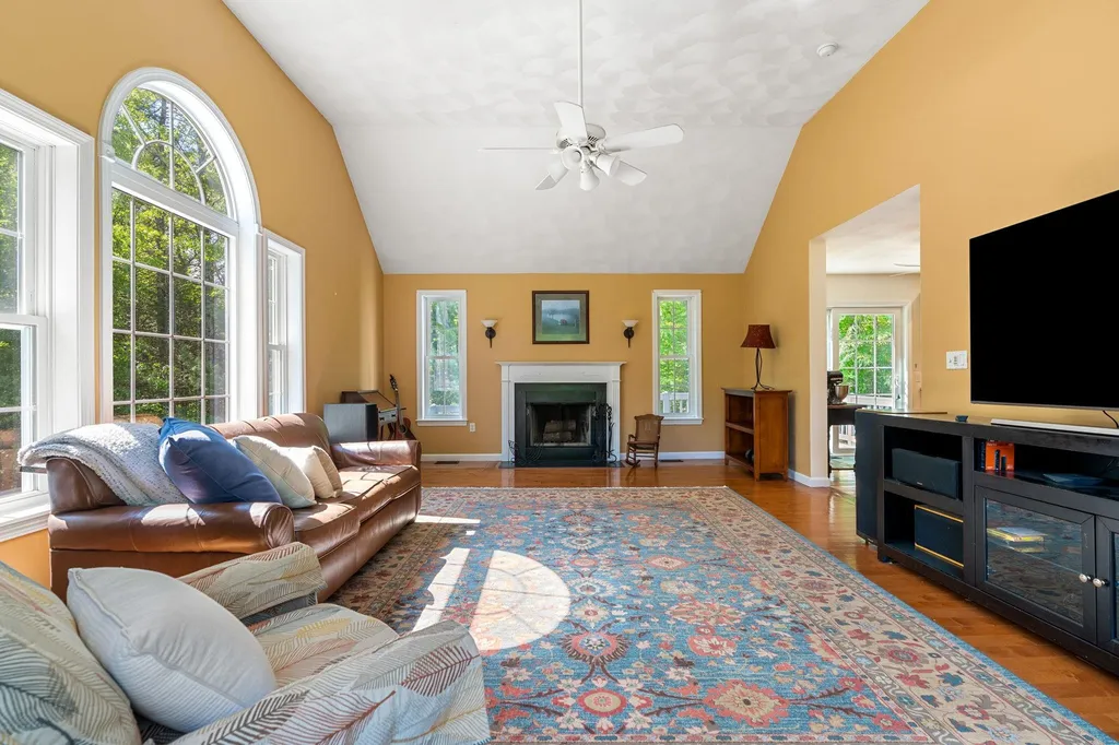 11 Litchfield Circle Pelham NH 03076