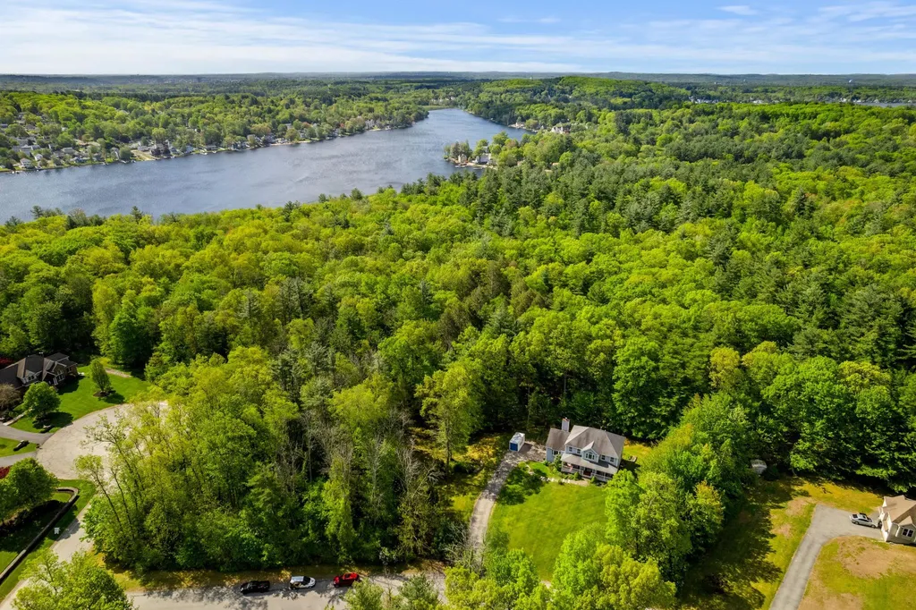 11 Litchfield Circle Pelham NH 03076