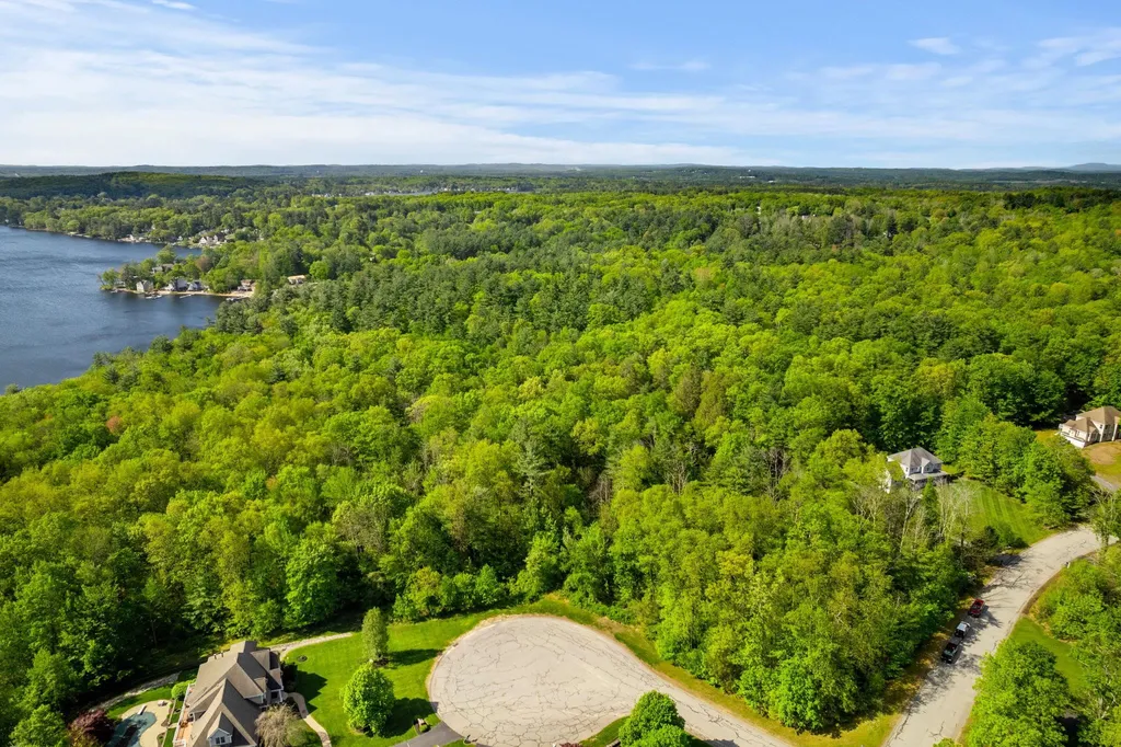 11 Litchfield Circle Pelham NH 03076