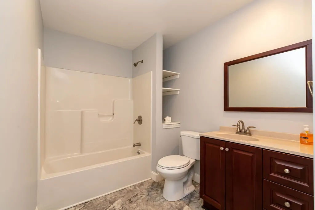 2b Griffin Road Londonderry NH 03053