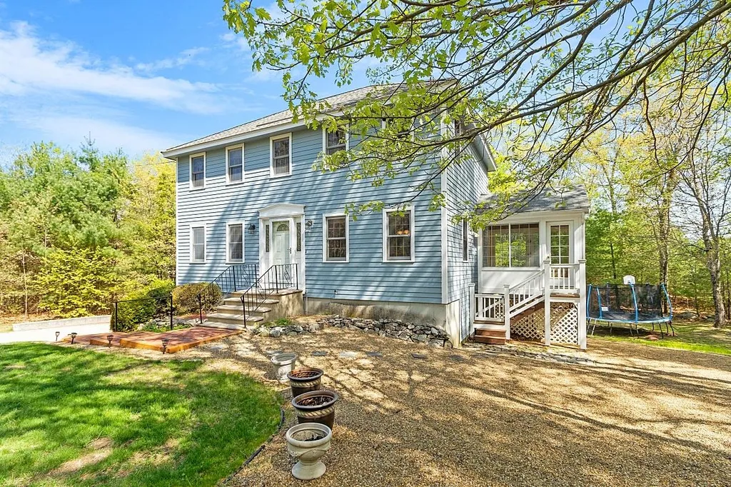8 Hilindale Drive Hudson NH 03051